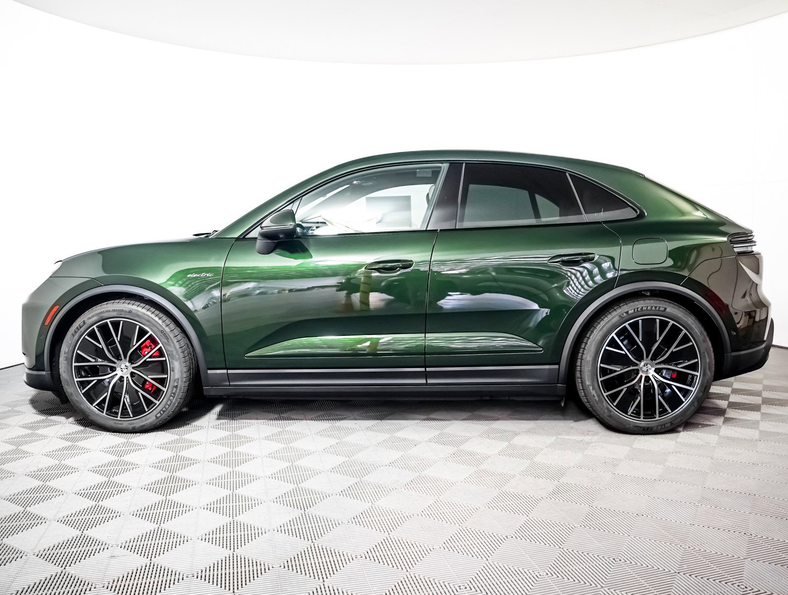 2025 Porsche Macan Electric photo 2