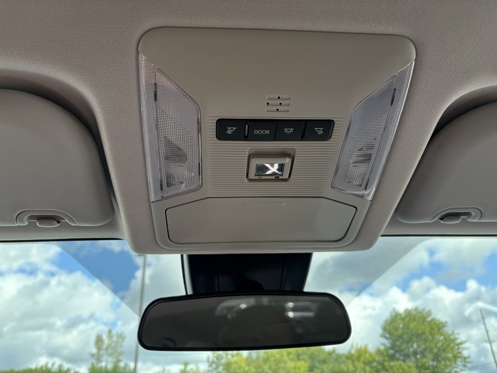 2022 Toyota RAV4 LE photo 9