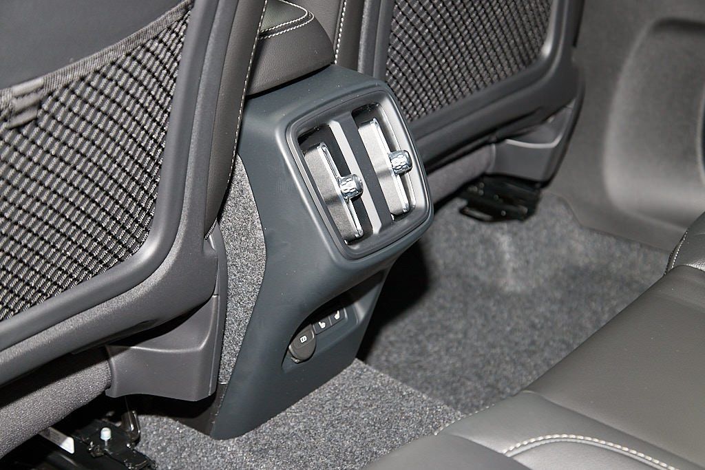 2026 VOLVO XC40 - Image 20