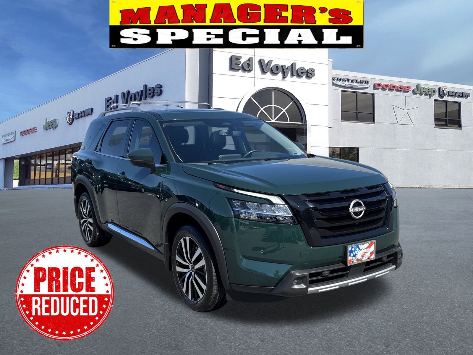 2023 Nissan Pathfinder Platinum's photo