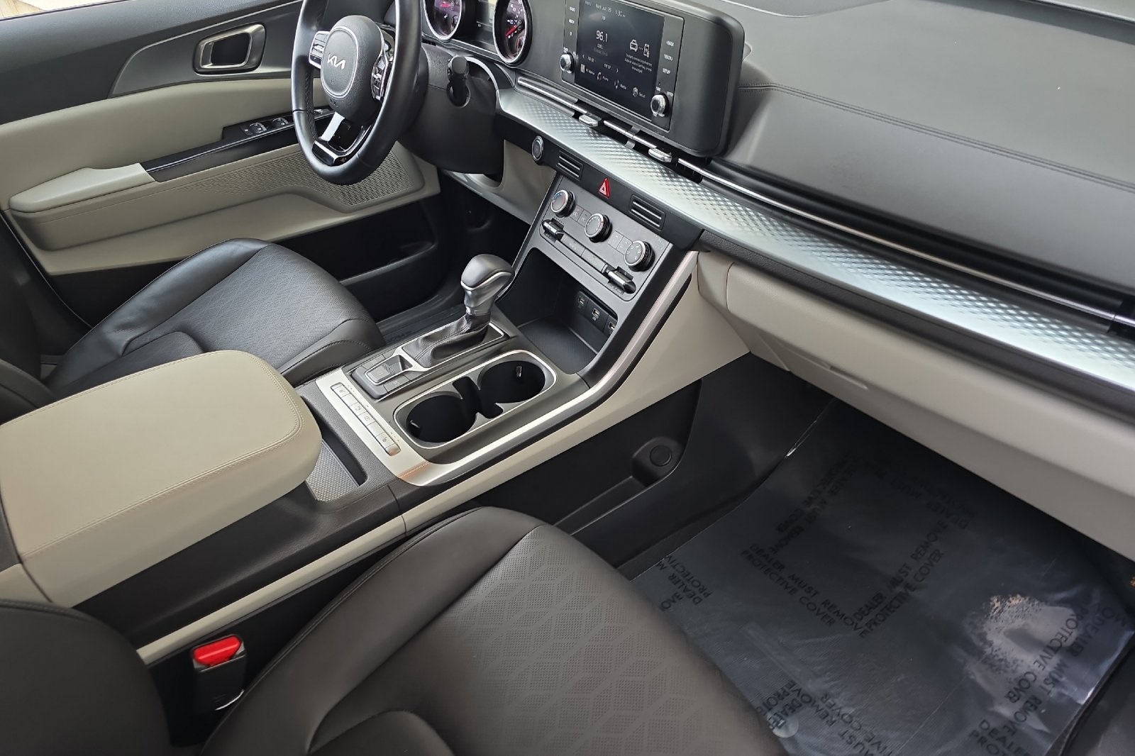 2024 Kia Carnival LX photo 16