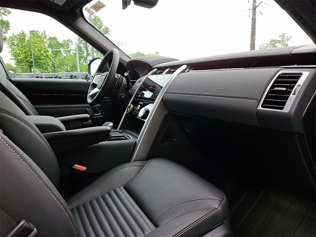 2025 Land Rover Discovery S photo 3