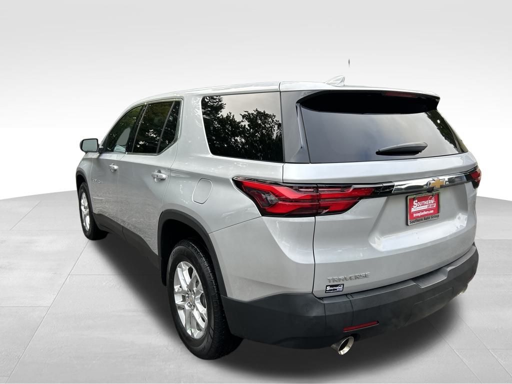 2022 Chevrolet Traverse LS photo 2