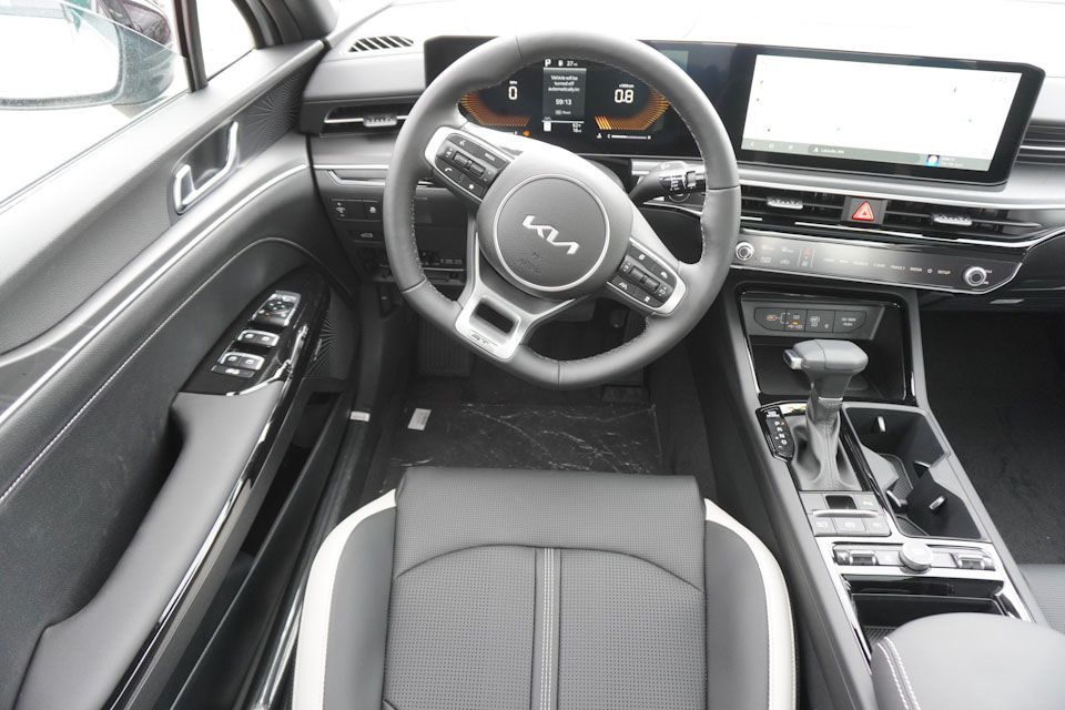 2025 Kia K5 GT-Line photo 13