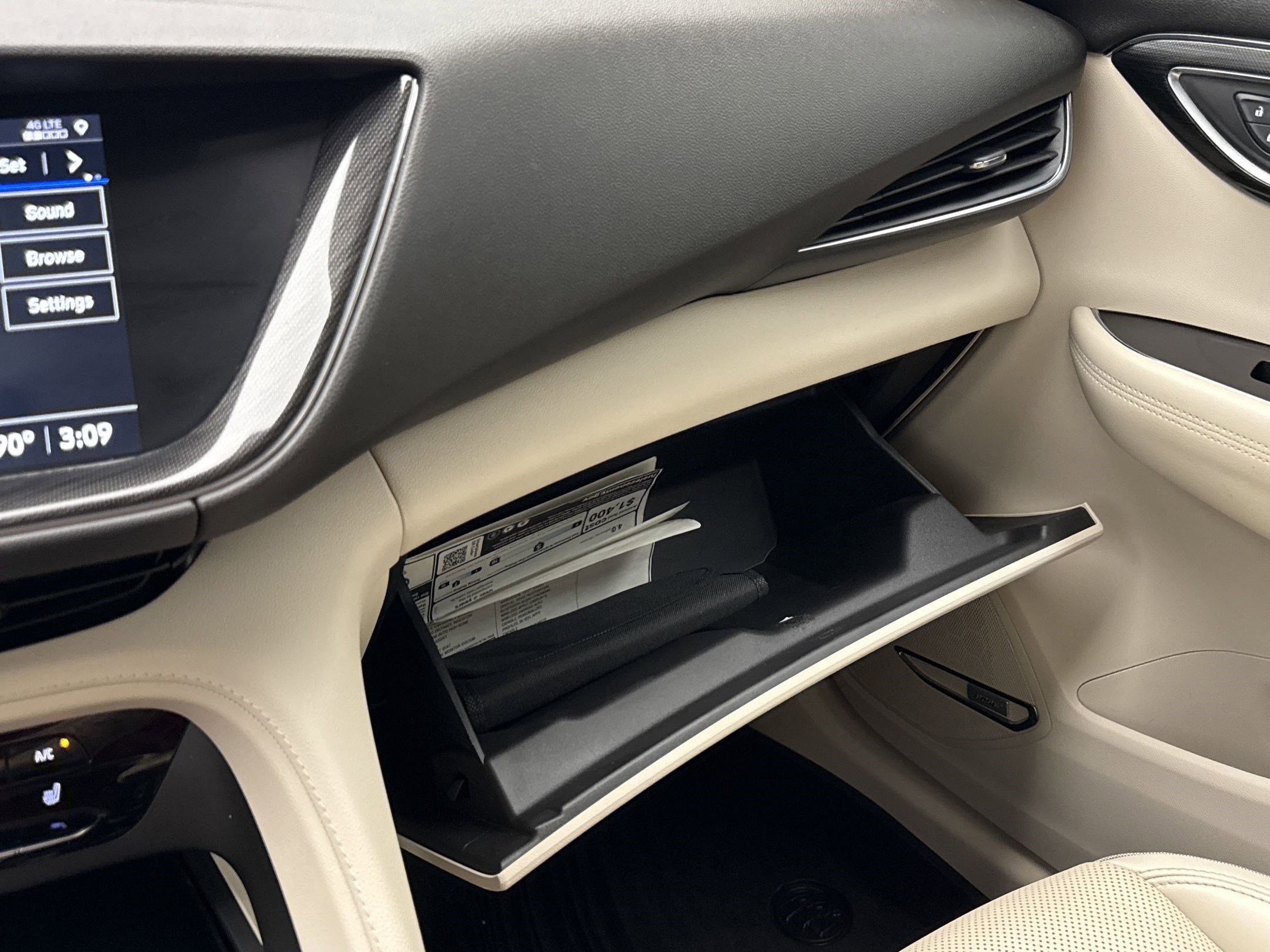 2022 Buick Envision Essence photo 39