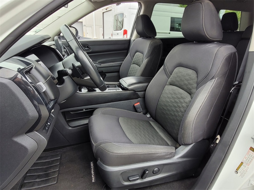 2023 Nissan Pathfinder SV photo 6