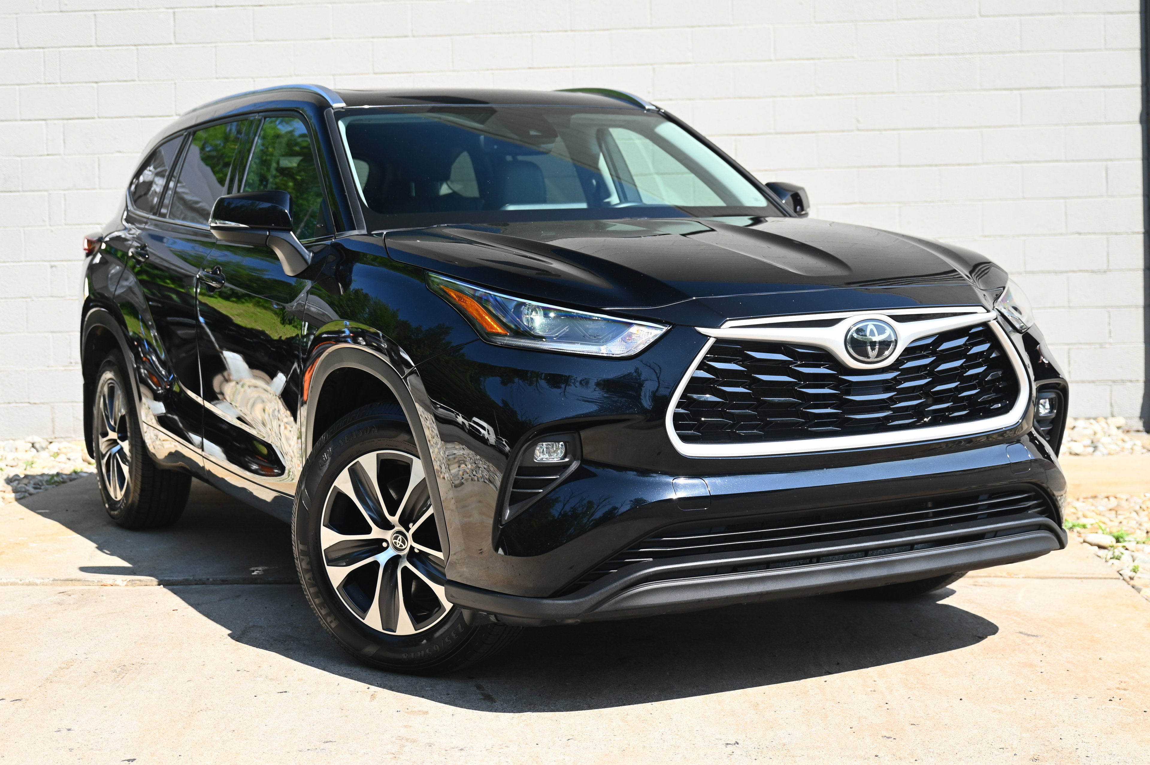 2021 Toyota Highlander XLE photo 3