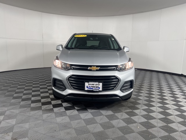 2022 Chevrolet Trax LS photo 2
