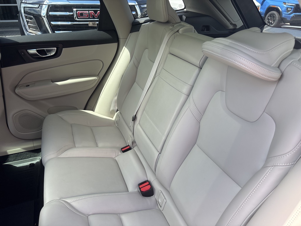 2022 Volvo XC60 B5 Inscription photo 44