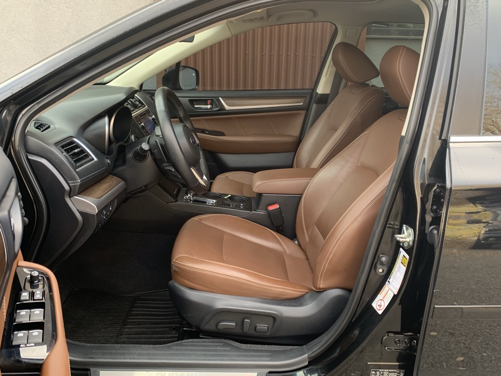 2018 Subaru Outback 3.6R Touring photo 2