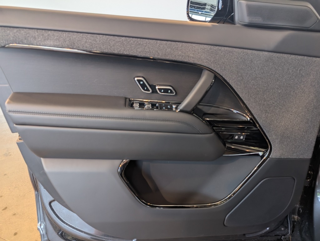 2025 Land Rover Range Rover Sport SE photo 6