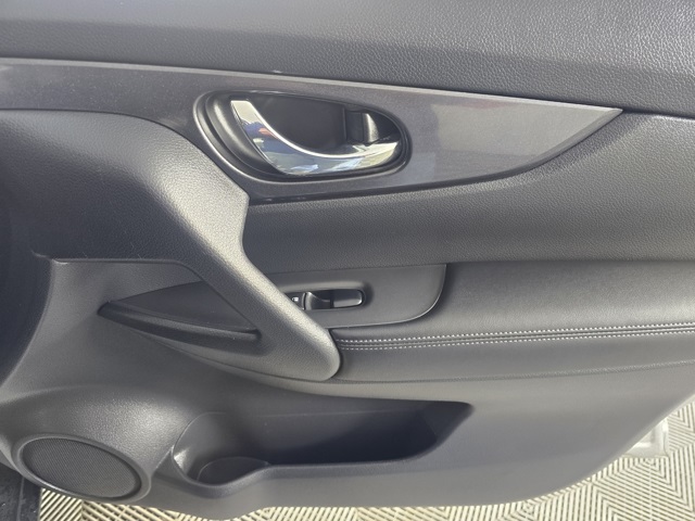 2018 Nissan Rogue SV photo 3