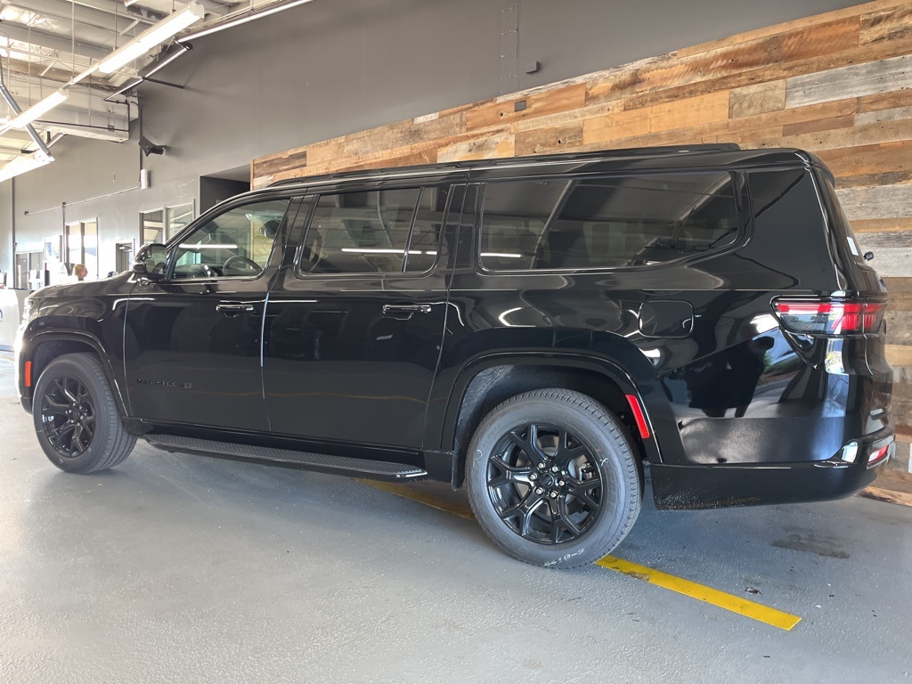2025 Jeep Wagoneer Series II Carbide photo 17