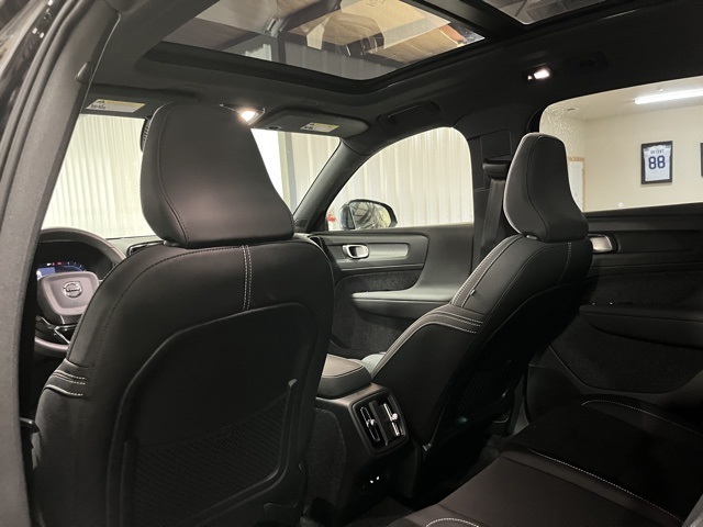 2025 Volvo XC40 Plus photo 8
