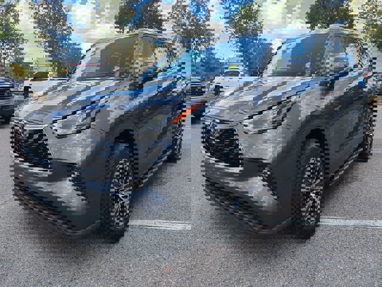 2022 Toyota Highlander XLE photo 2