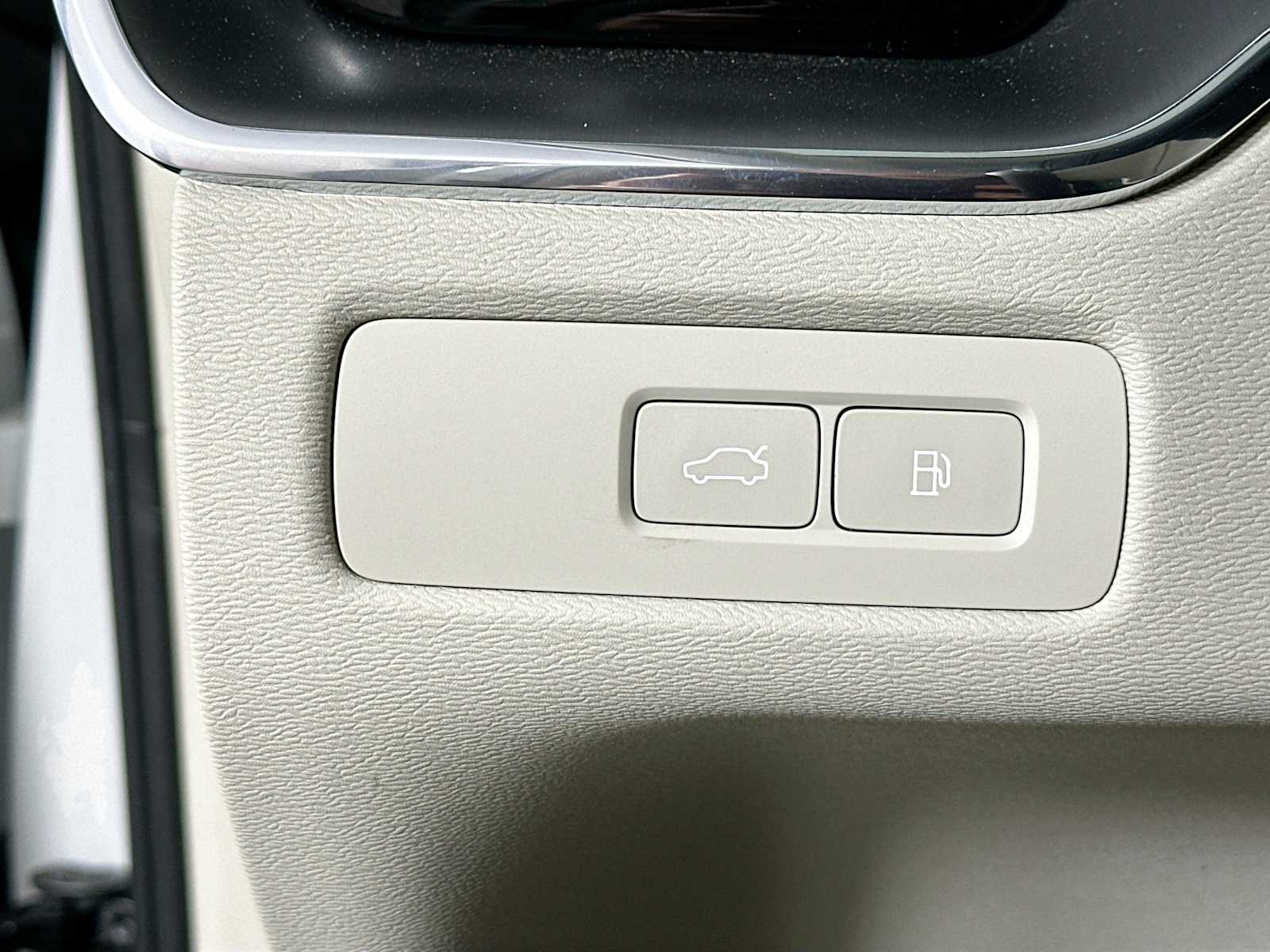 2025 Volvo XC60 T8 Plus photo 8