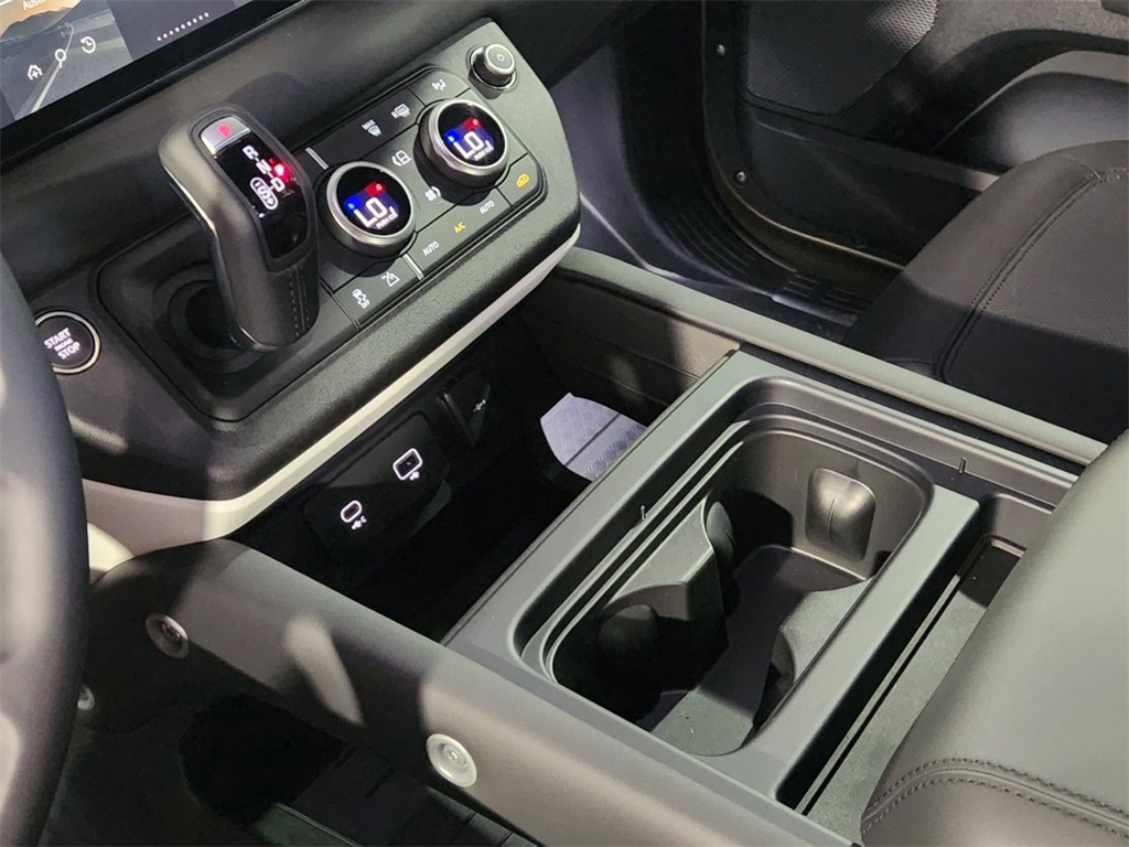 2024 Land Rover Defender 110 S photo 18