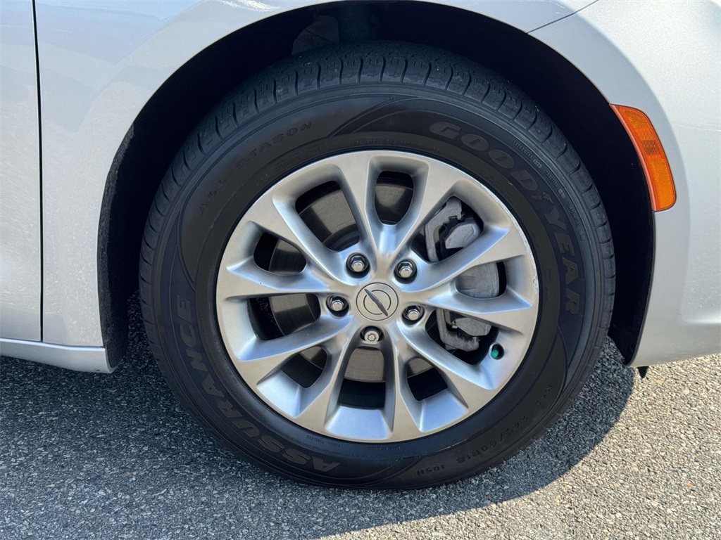 2023 Chrysler Pacifica Touring L photo 12