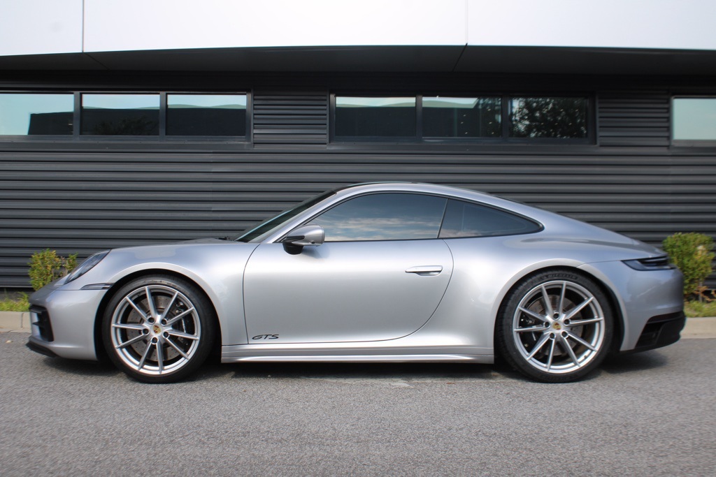 2022 Porsche 911 GTS Coupe photo 2