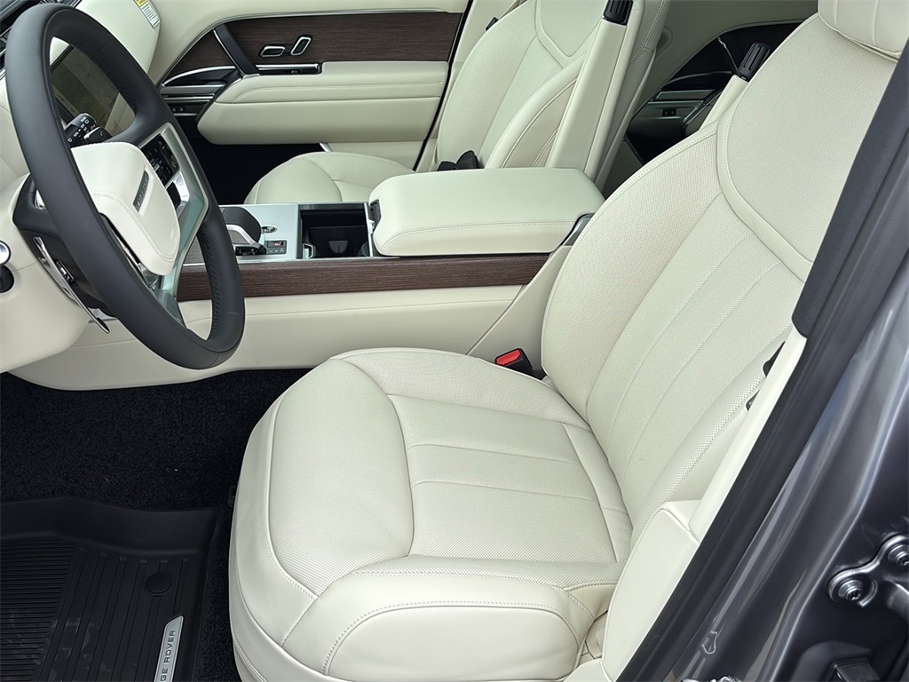 2025 Land Rover Range Rover SE photo 24