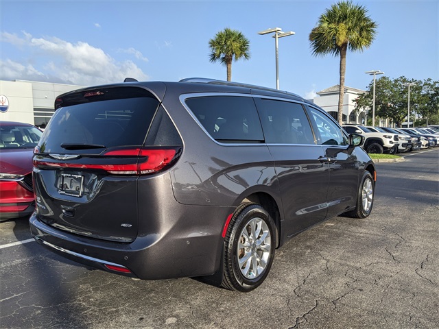 2021 Chrysler Pacifica Touring L photo 3