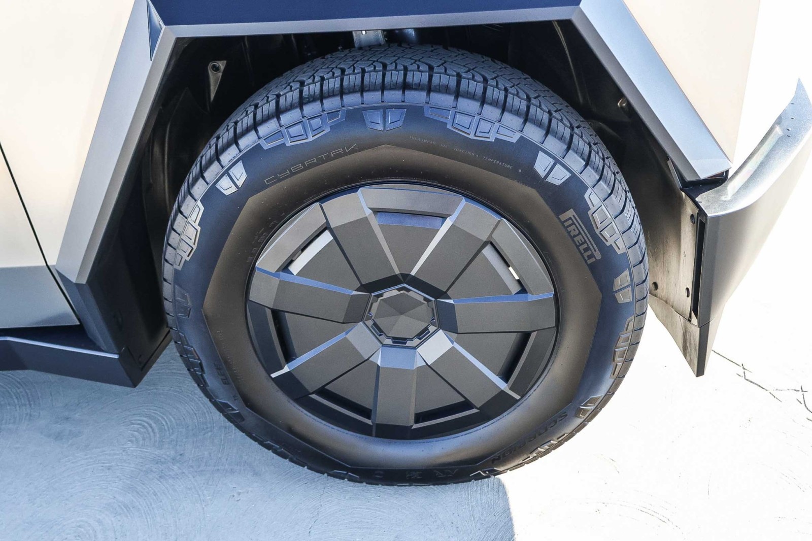 2025 Tesla Cybertruck photo 8