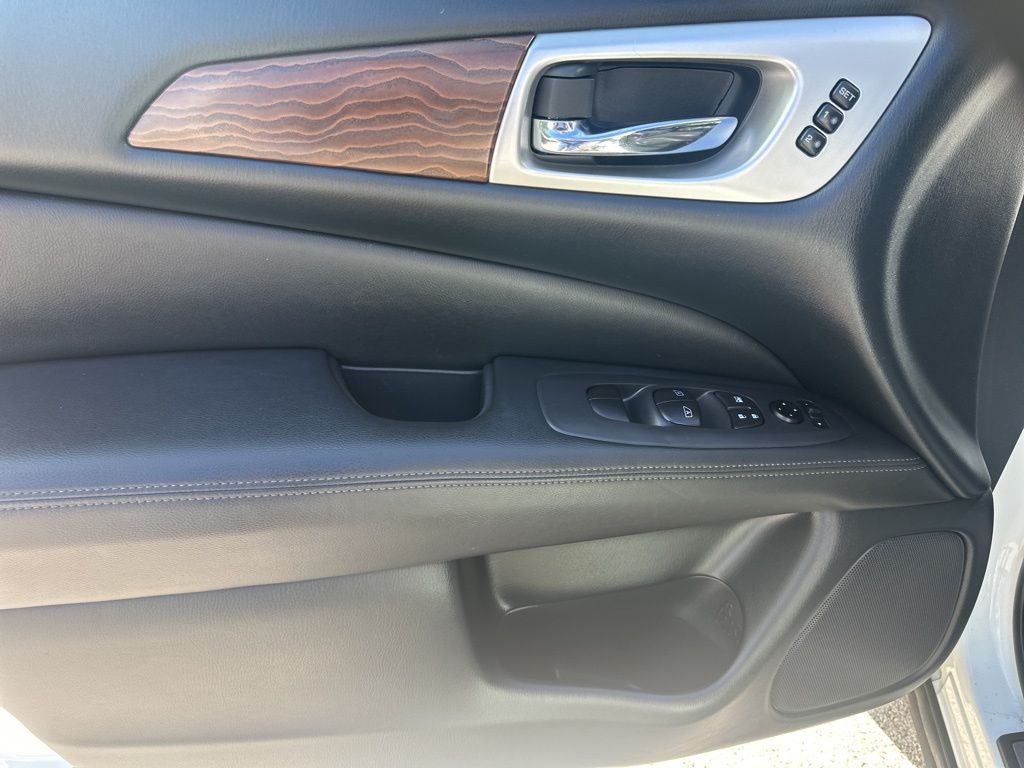 2020 Nissan Pathfinder Platinum photo 13