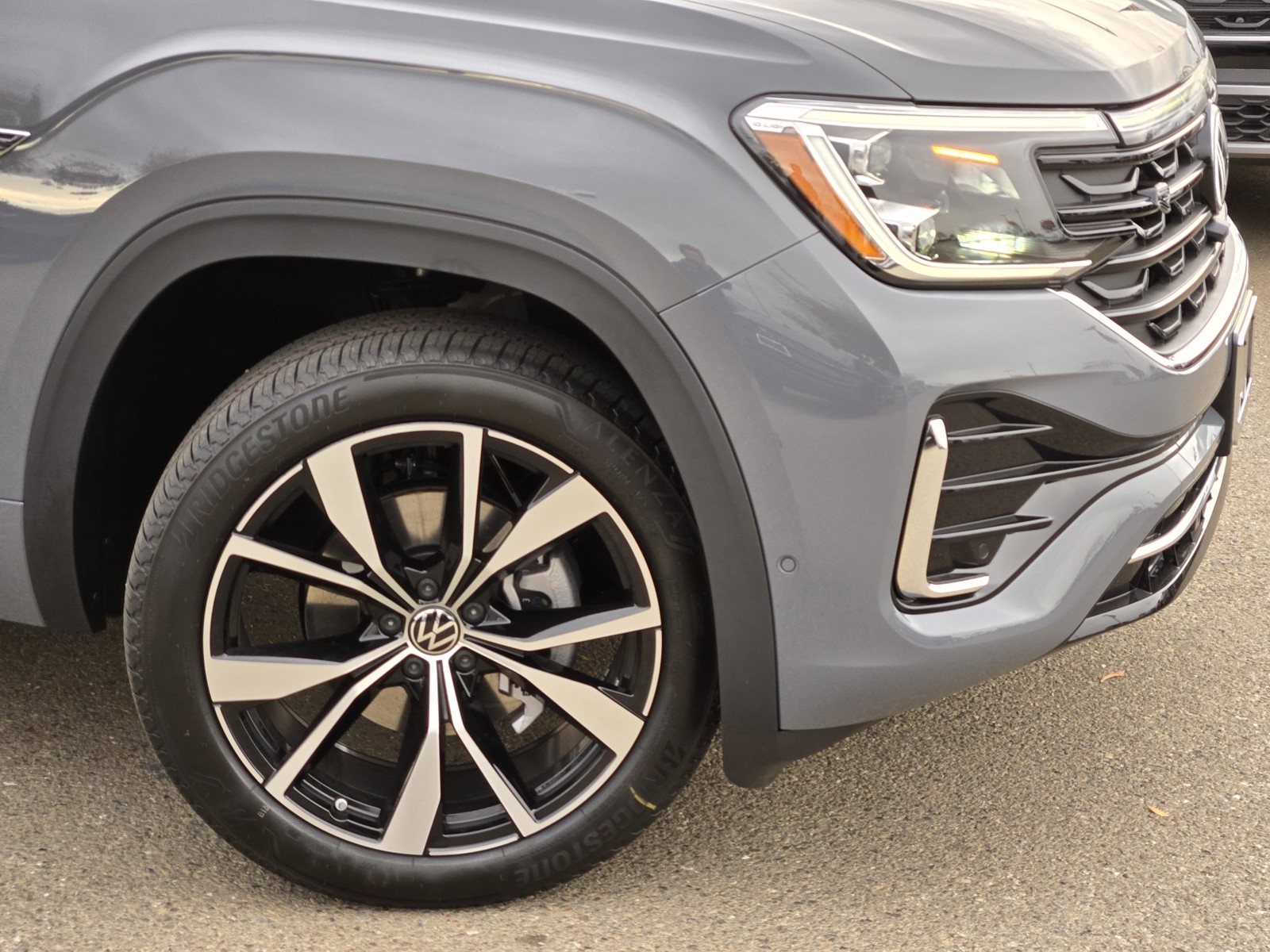2025 Volkswagen Atlas Cross Sport SEL Premium R-Line photo 3