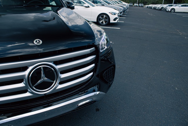 2025 Mercedes Benz GLS 450 4MATIC photo 4