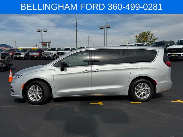 2024 Chrysler Pacifica Touring L photo 9
