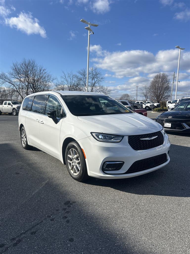 2024 Chrysler Pacifica Touring L's photo