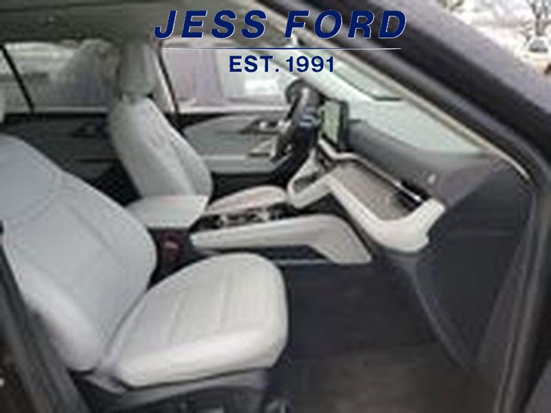 2025 Ford Explorer Platinum photo 4