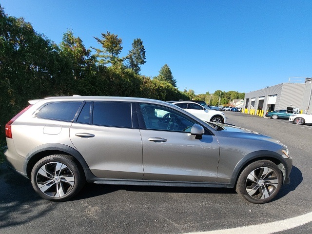 2021 Volvo V60 Cross Country T5 photo 2