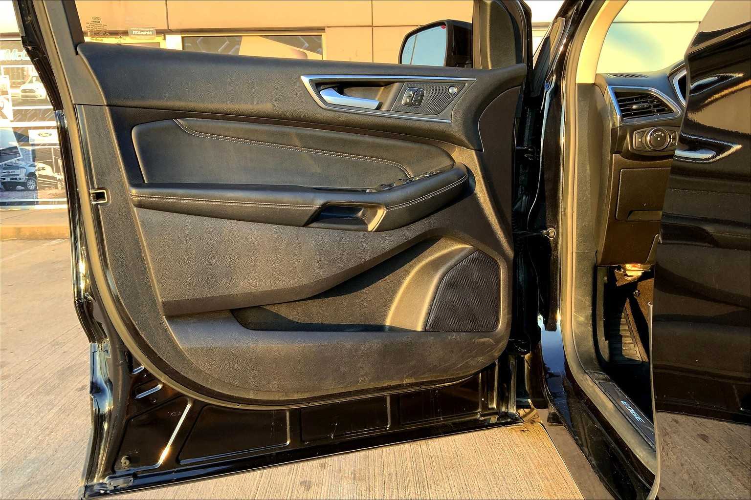 2019 Ford Edge Titanium photo 13
