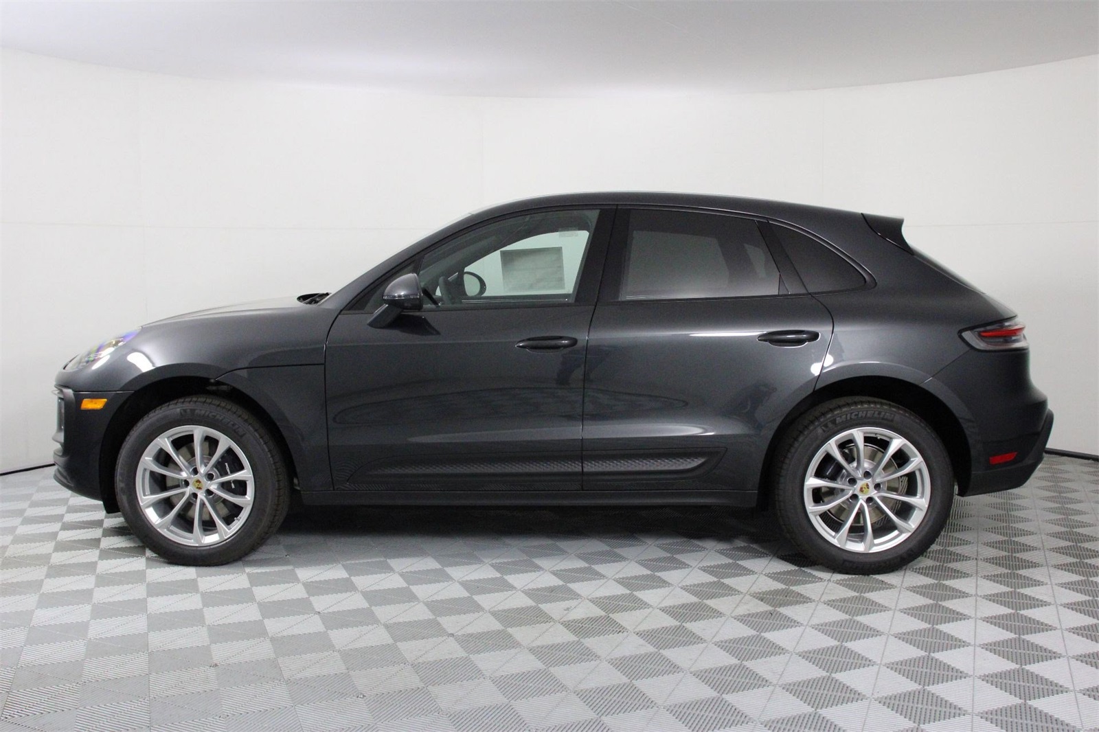 2026 Porsche Macan T photo 2