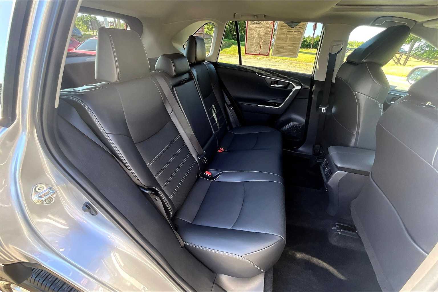 2022 Toyota RAV4 Limited photo 19