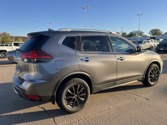 2019 Nissan Rogue SV photo 2