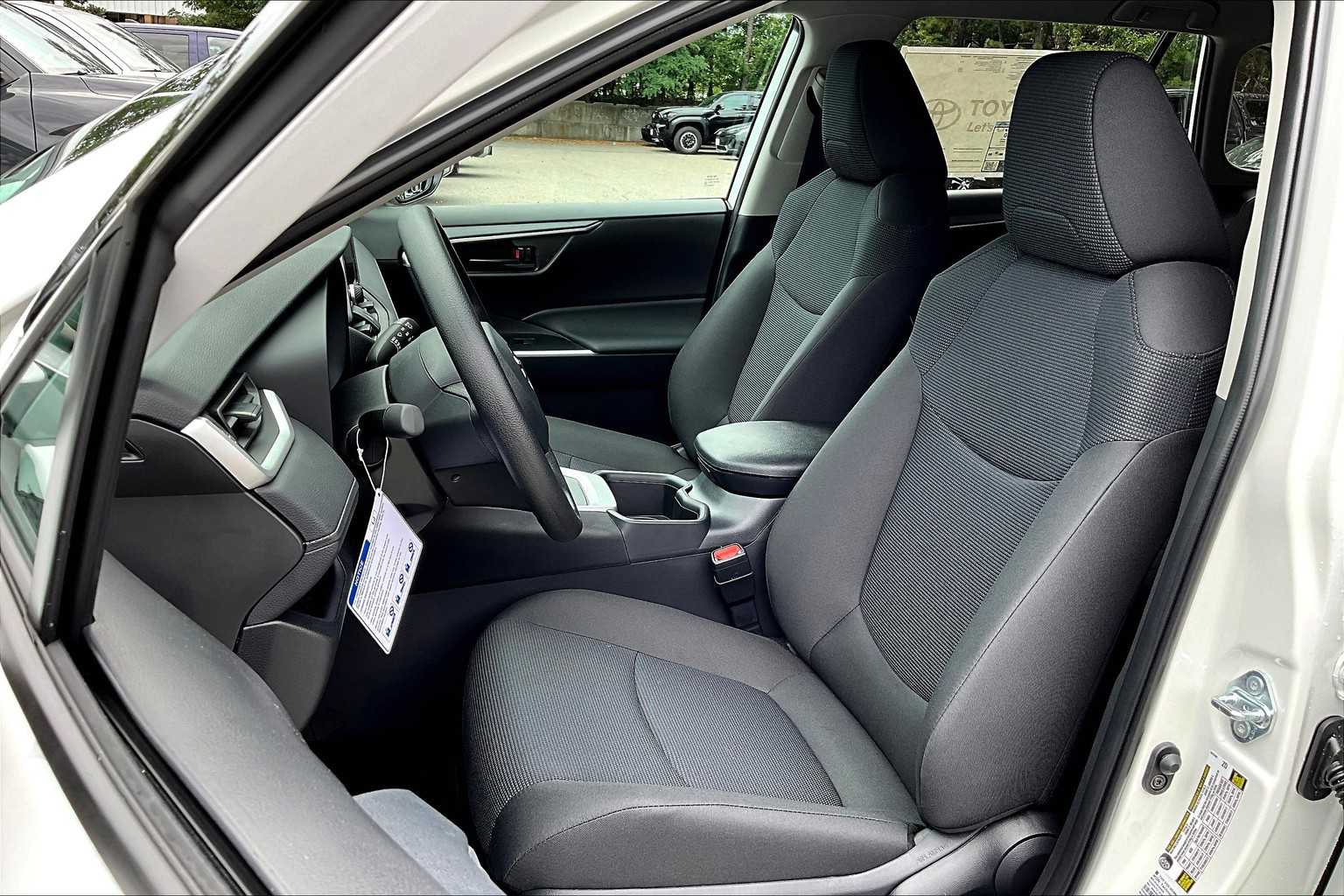 2025 Toyota RAV4 LE photo 6