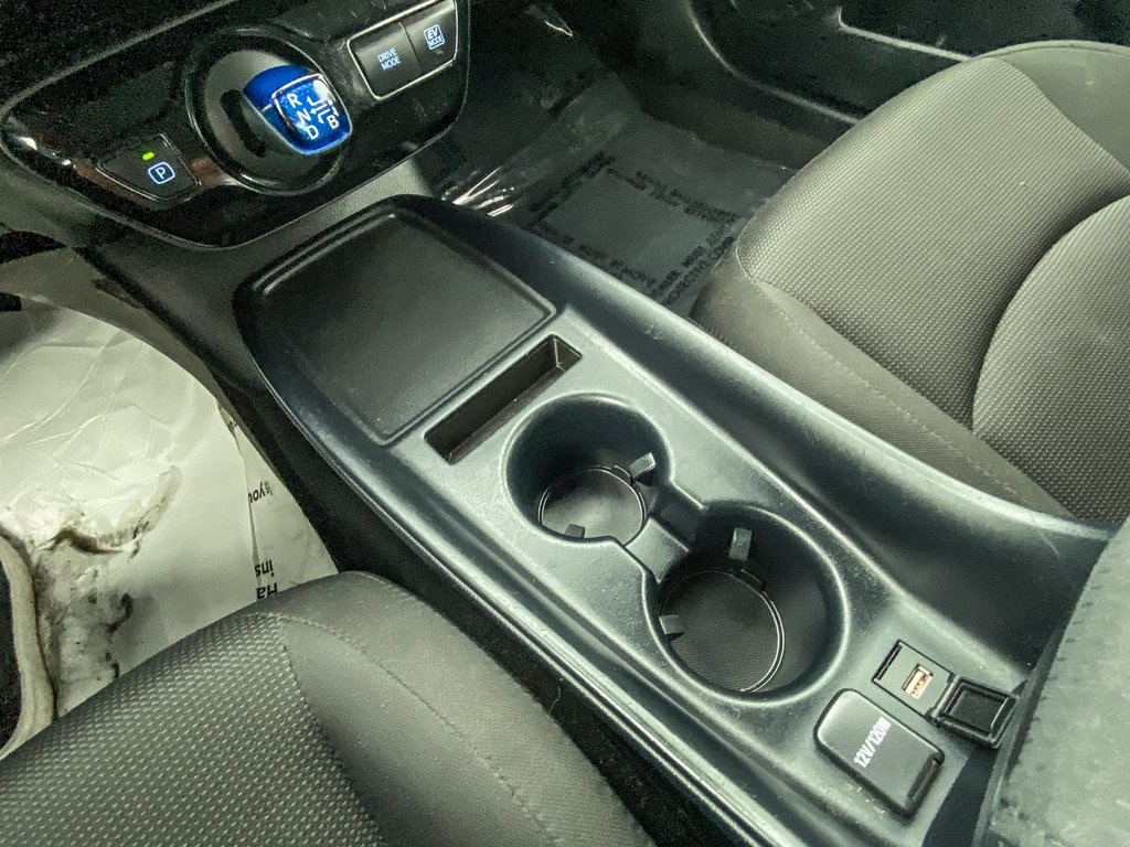 2022 Toyota Prius L photo 23