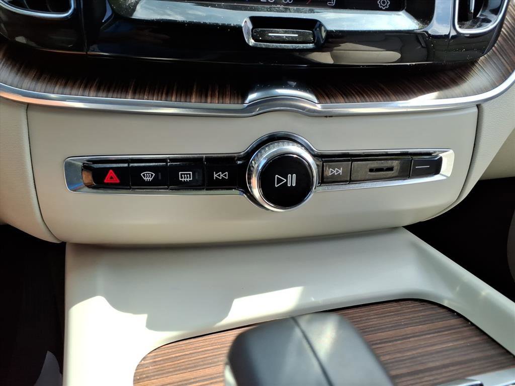 2022 Volvo XC60 B5 Momentum photo 19