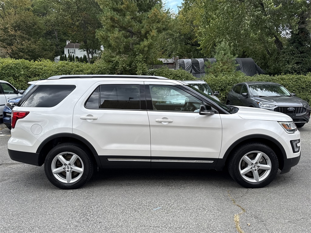 2017 Ford Explorer XLT photo 3
