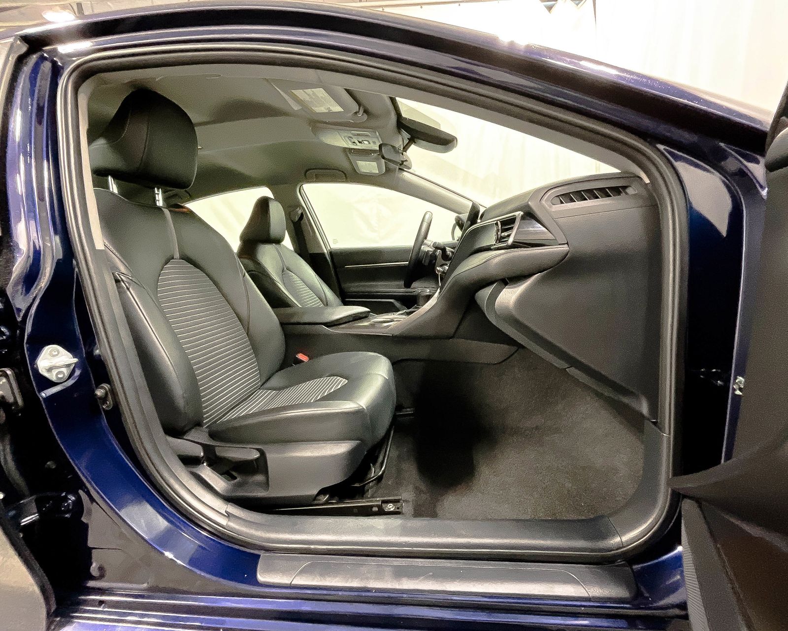2022 Toyota Camry SE photo 16