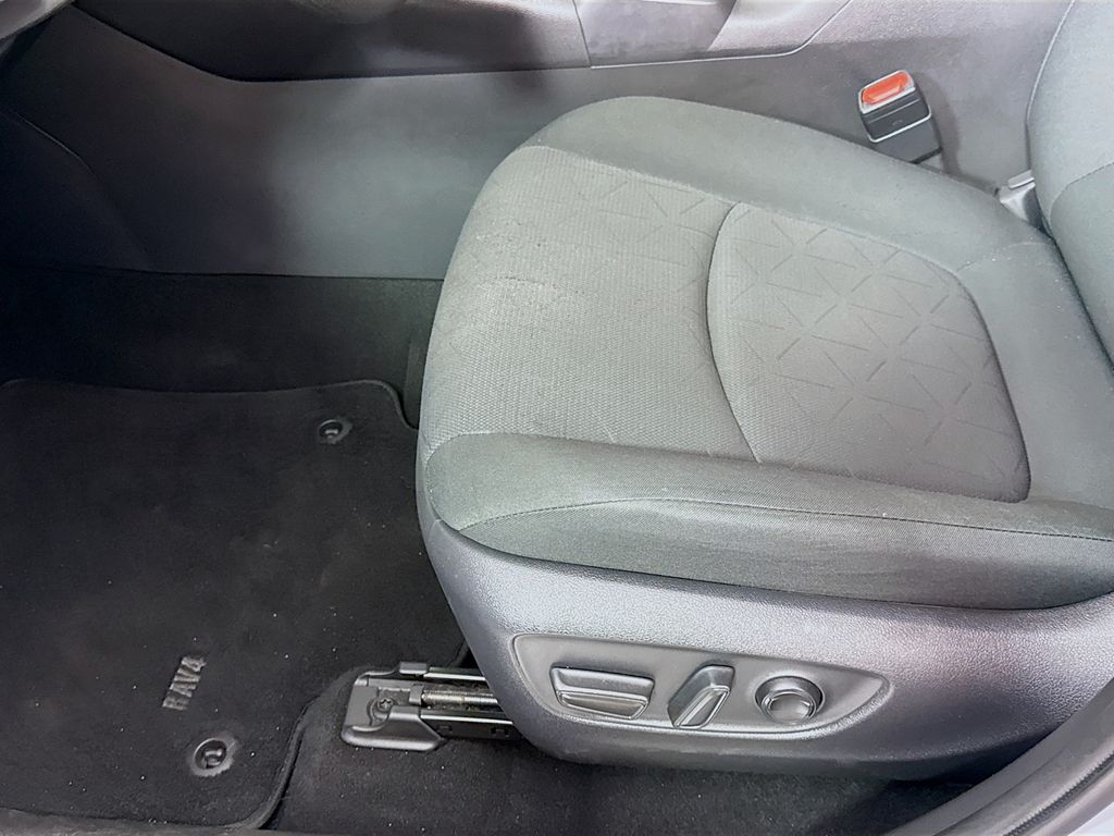 2023 Toyota RAV4 Hybrid XLE photo 19