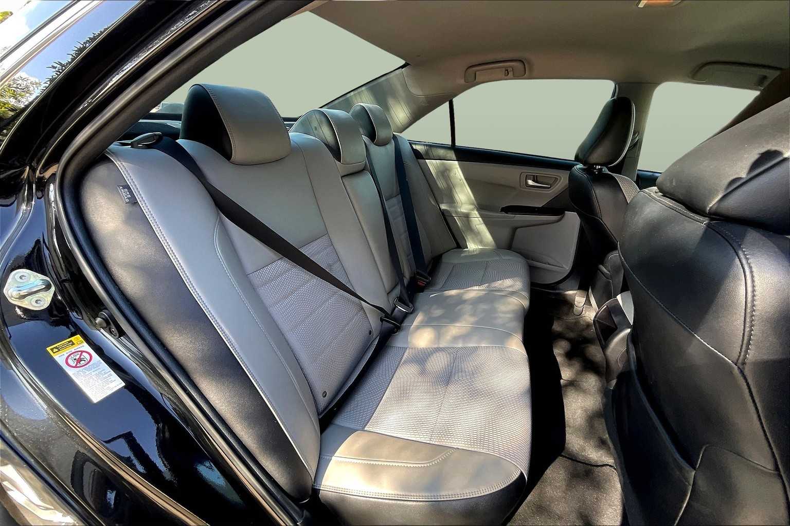 2017 Toyota Camry SE photo 19