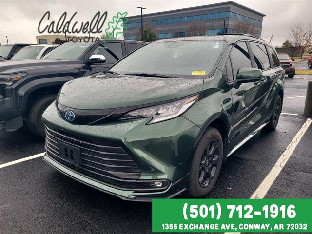 2025 Toyota Sienna Woodland Edition's photo