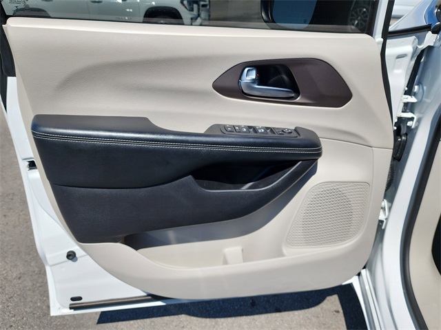 2022 Chrysler Voyager LX photo 7