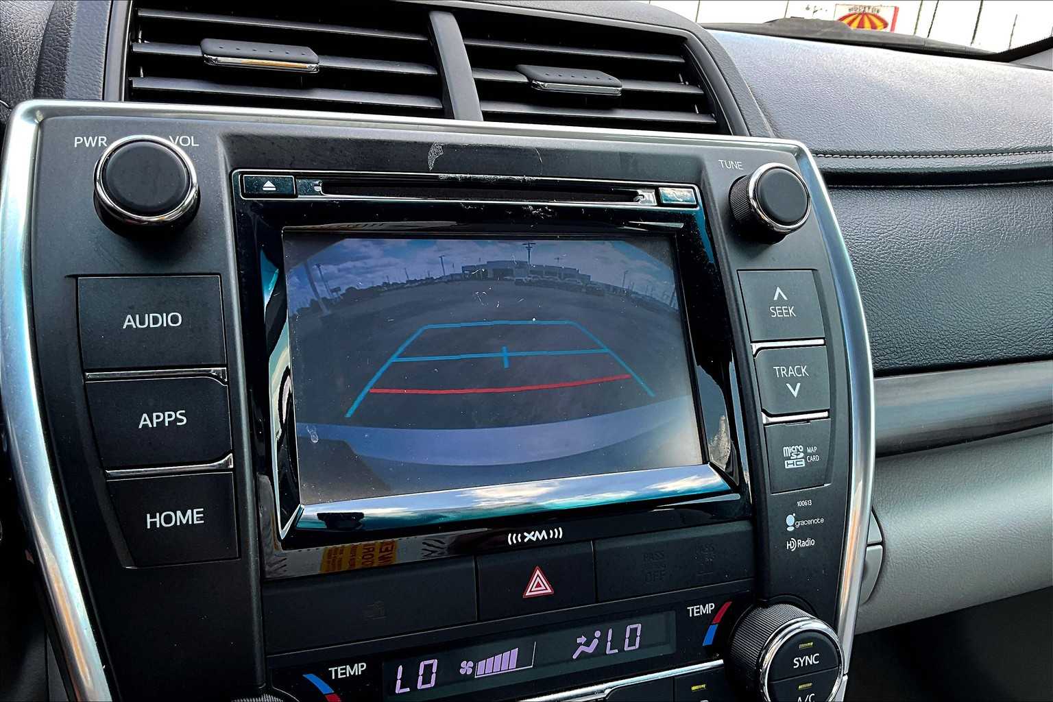 2016 Toyota Camry XLE photo 26