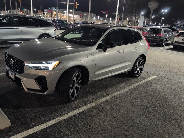 2022 Volvo XC60 R-Design's photo