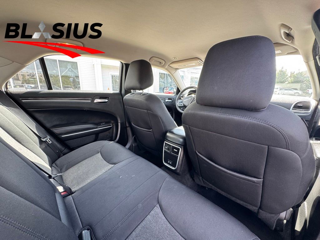 2022 Chrysler 300 Touring photo 12