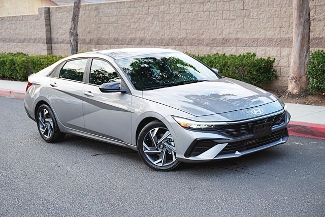 2025 Hyundai Elantra SEL Sport photo 2